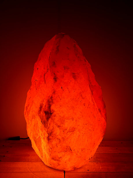  Lichte Himalaya zoutlamp 50–60 kg met zachte warme gloed op stevige houten voet