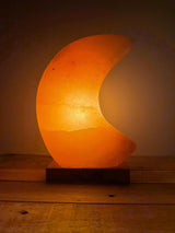 Handgemaakte Himalaya zoutlamp in maanvorm, verkrijgbaar in roze, grijs en wit met zachte warme gloed en inclusief kabel en reservelampje.
