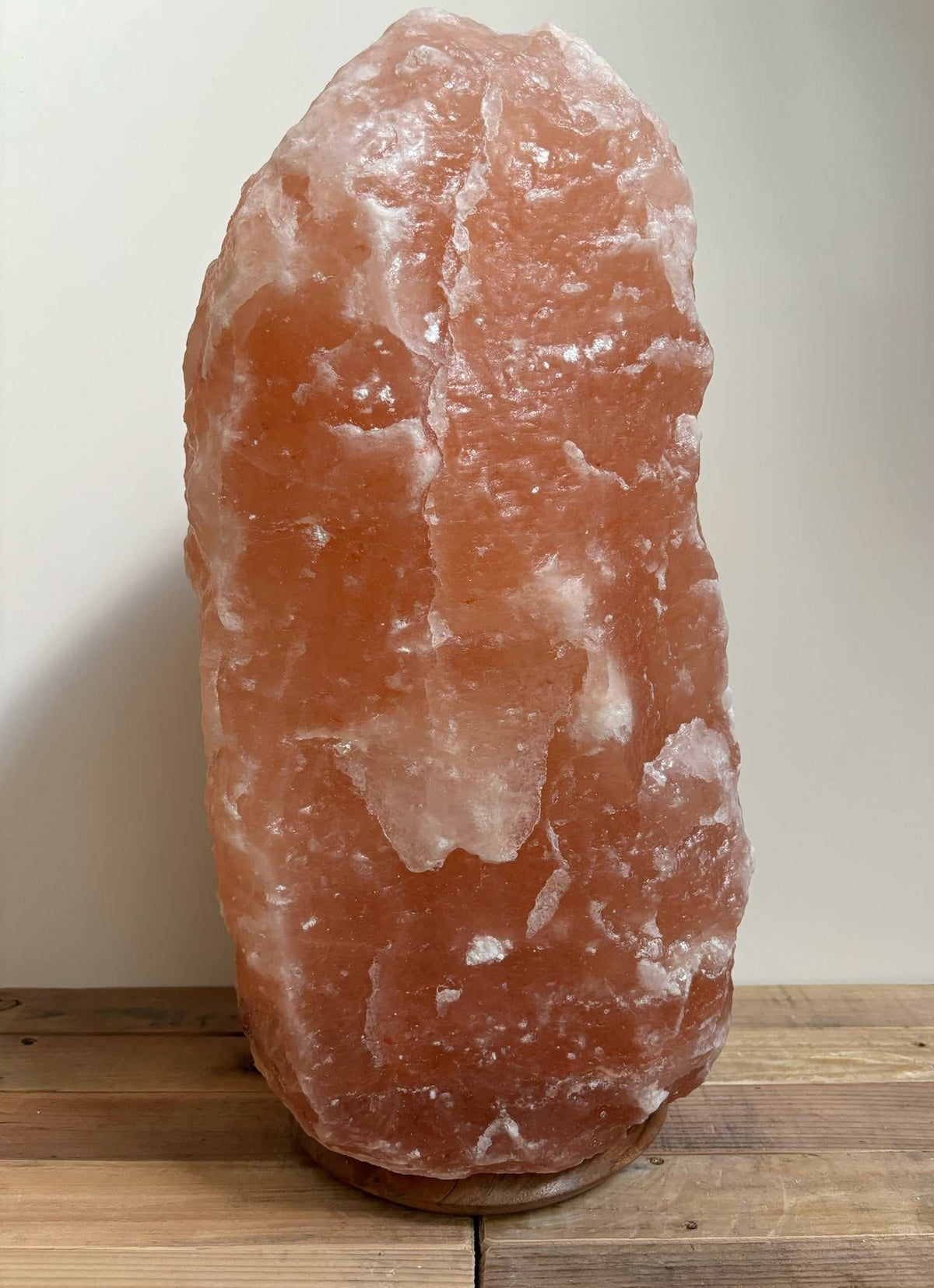 Roze Himalaya zoutlamp van 30–35 kg op houten voet met kabel en reservelampje, geschikt voor grote ruimtes